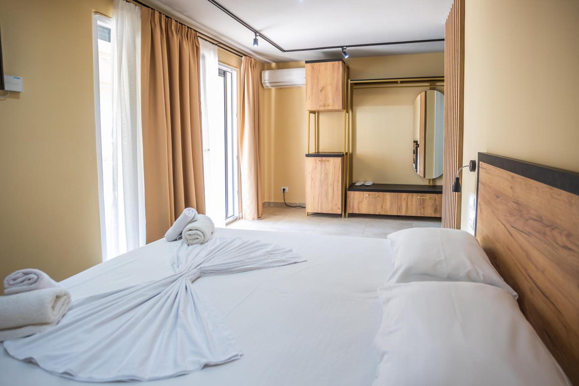 The Blue Wave Hotel Himare Esterno foto