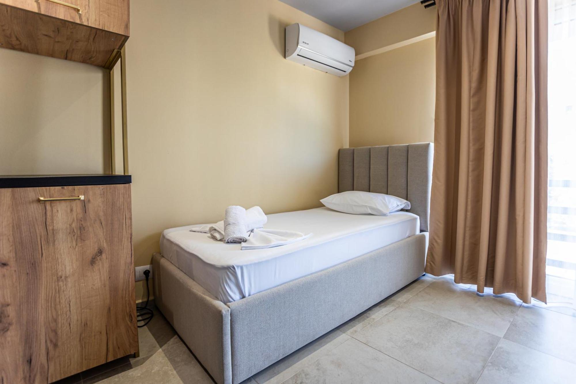The Blue Wave Hotel Himare Esterno foto