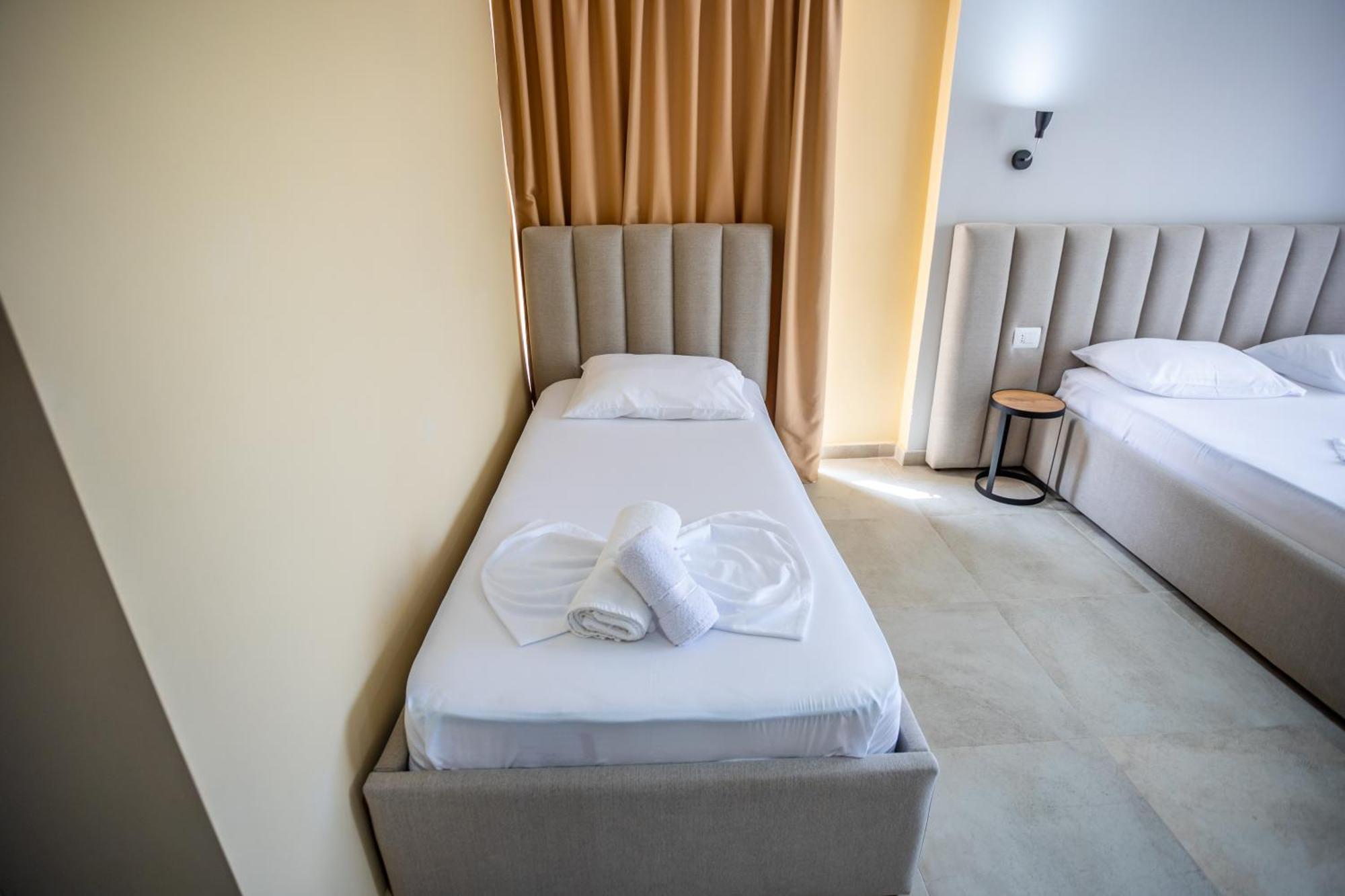 The Blue Wave Hotel Himare Esterno foto