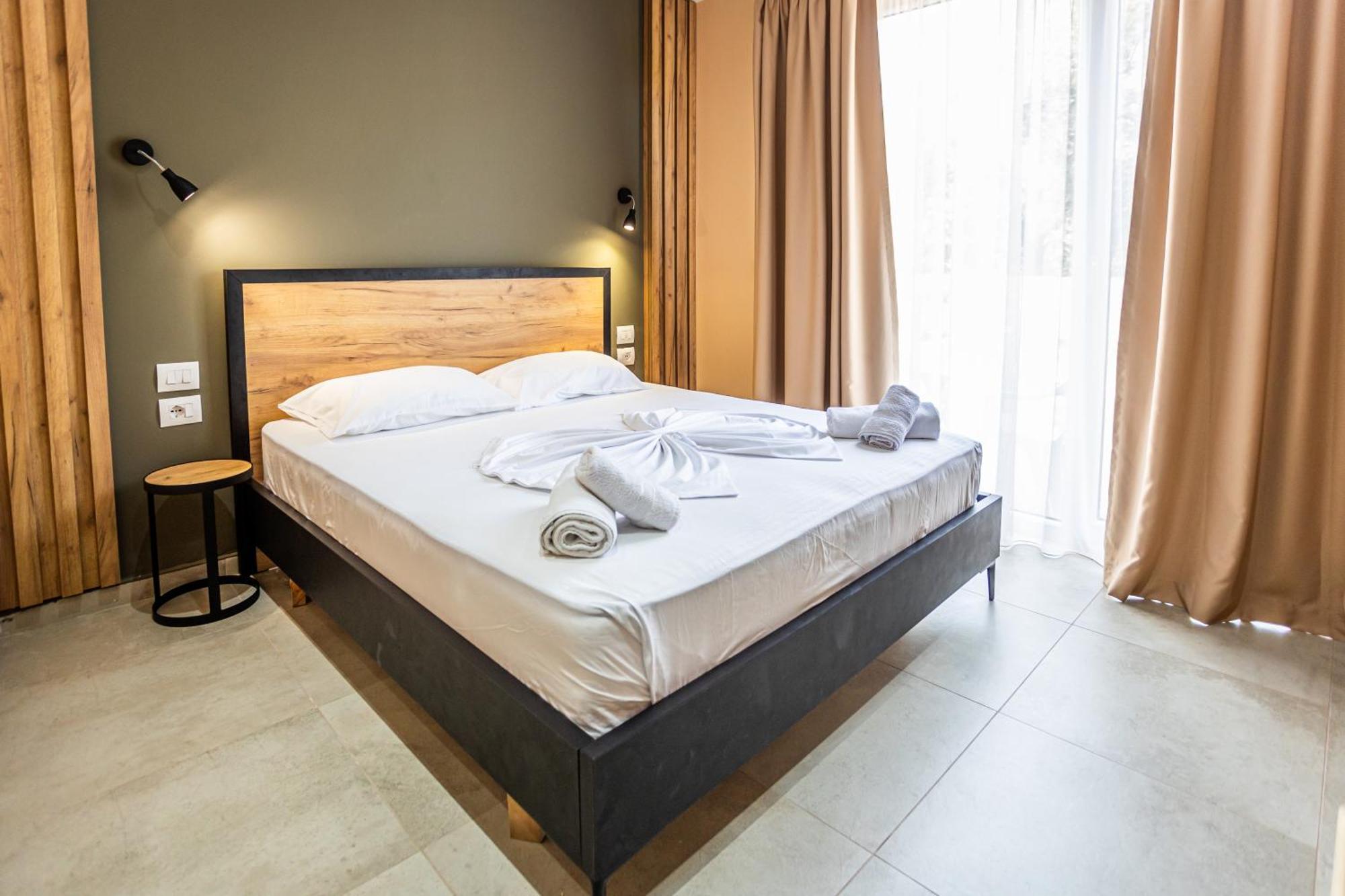 The Blue Wave Hotel Himare Esterno foto