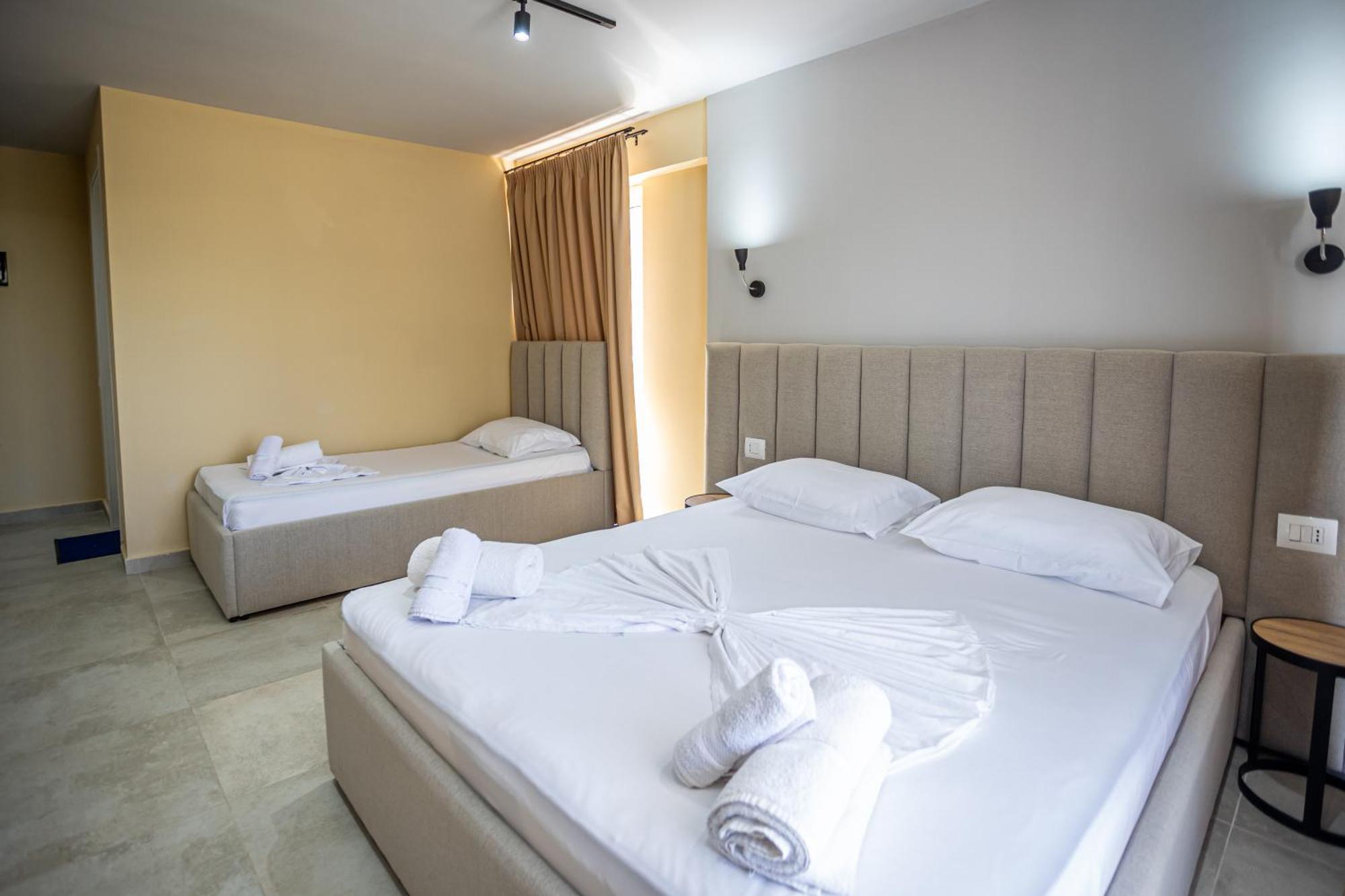The Blue Wave Hotel Himare Esterno foto