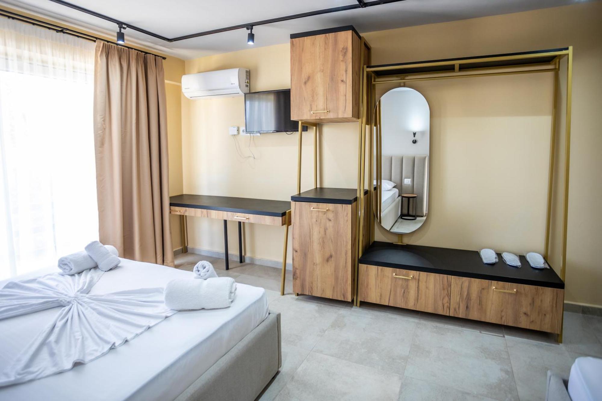 The Blue Wave Hotel Himare Esterno foto