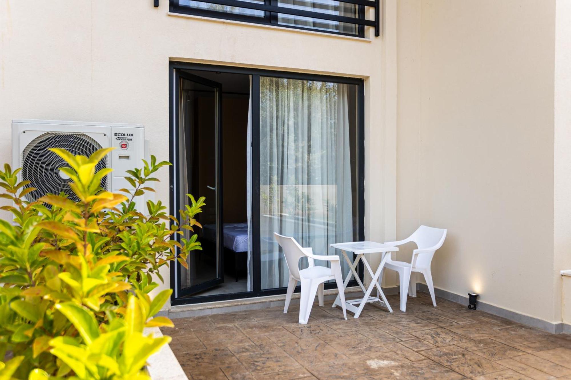 The Blue Wave Hotel Himare Esterno foto
