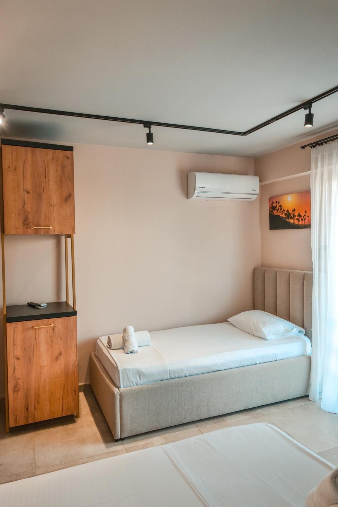 The Blue Wave Hotel Himare Esterno foto