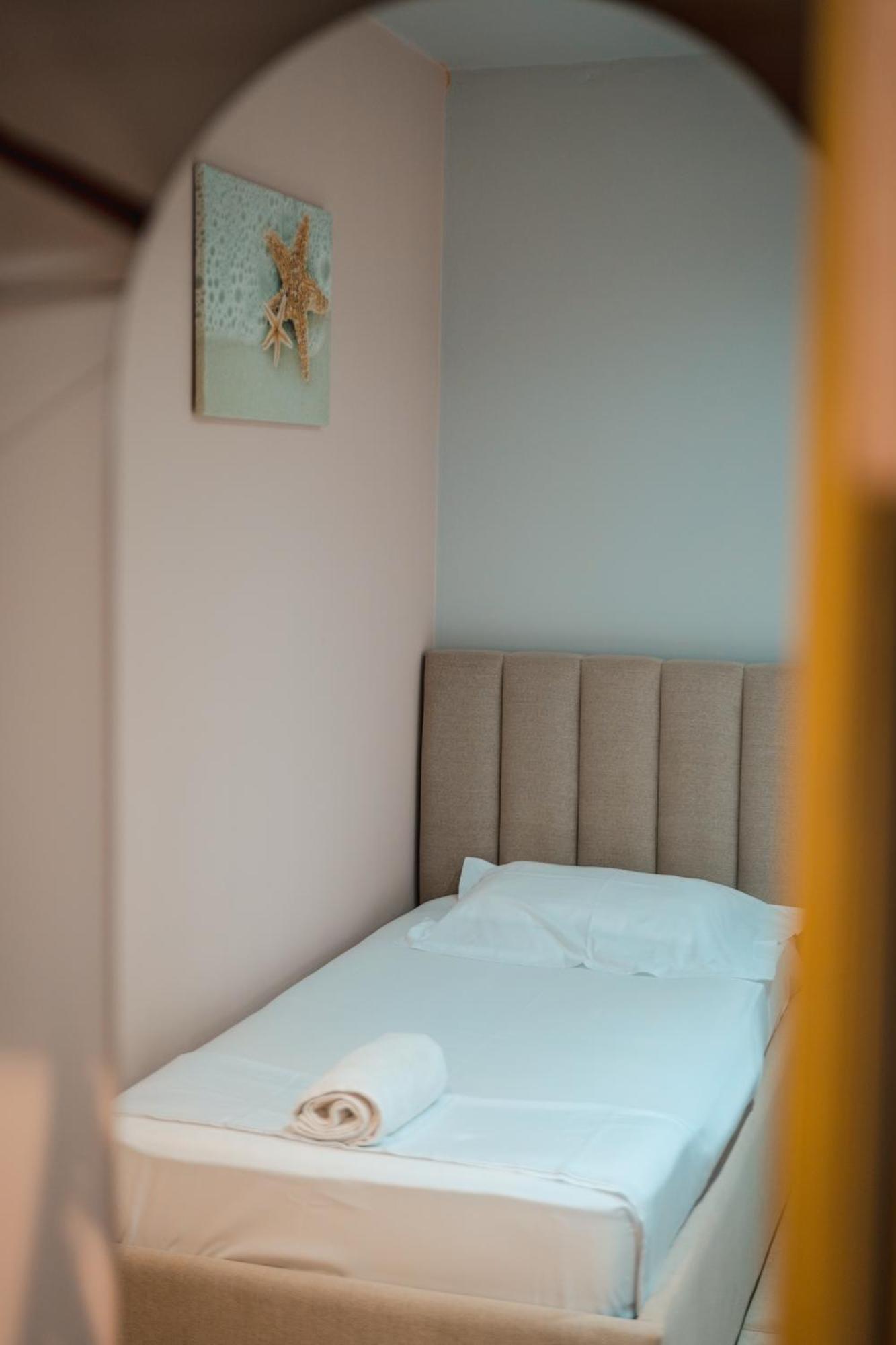 The Blue Wave Hotel Himare Esterno foto