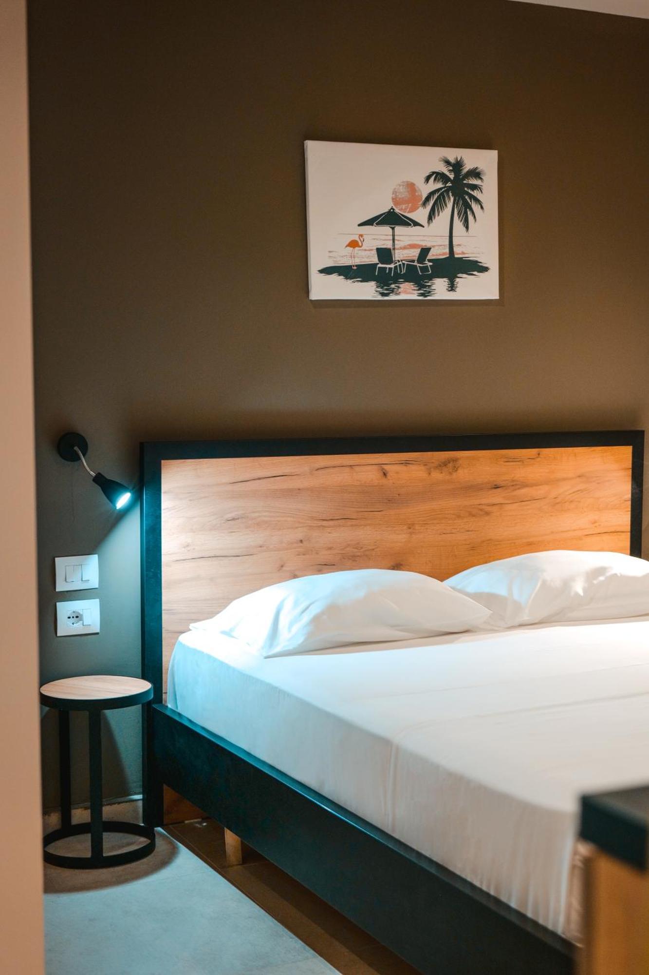 The Blue Wave Hotel Himare Esterno foto